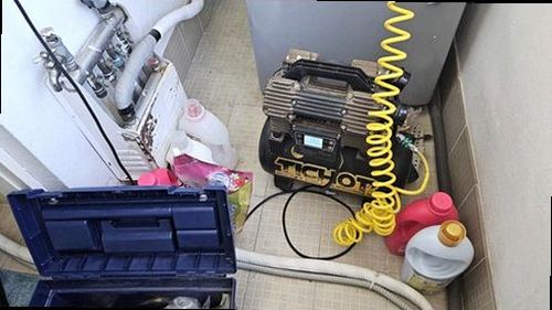 누수탐지 누수 발생 전 천장 얼룩과 베란다 주변 물자국