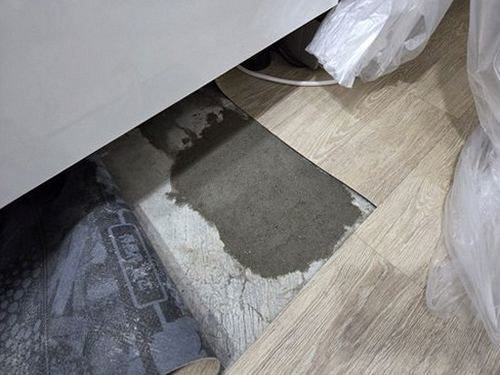 누수탐지 벽지 얼룩 부위 점검 장면