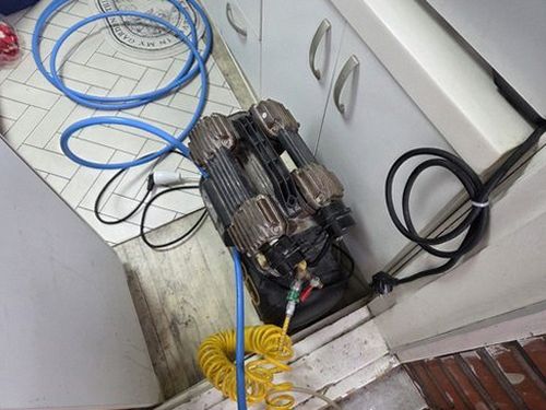누수탐지 베란다 창틀 하단 얼룩 확인 장면