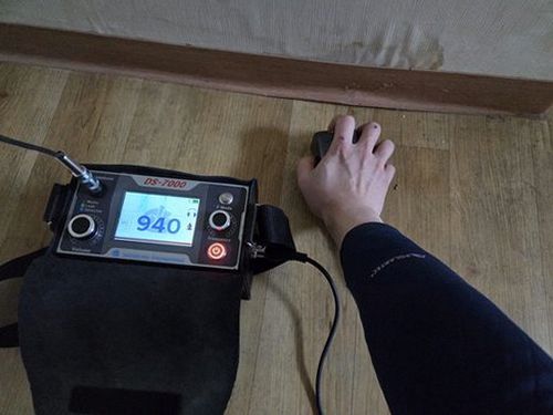 누수탐지 열화상 카메라로 벽면 온도 편차를 확인하는 점검 장면