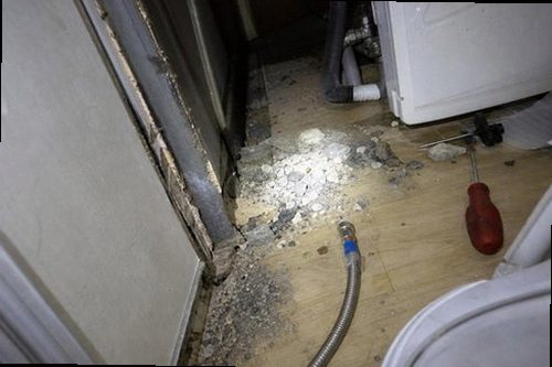대전 중구 누수탐지 싱크대 하부장과 벽체 주변의 누수 흔적을 확인하는 모습