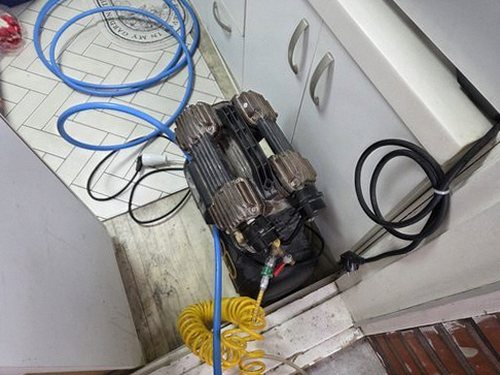 누수탐지 베란다 외벽과 창틀 실란트 상태를 점검하는 모습