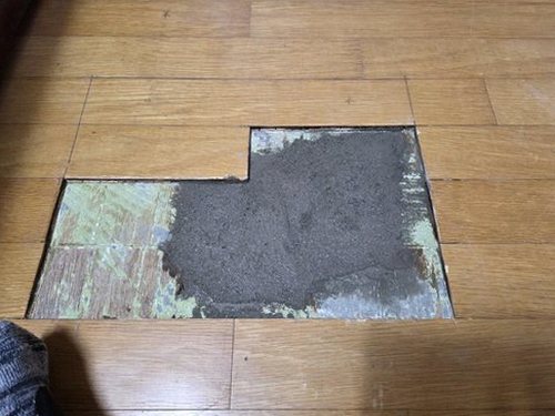 누수탐지 욕실 벽면 배관 이음부를 점검하는 작업 장면