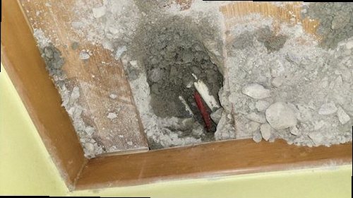 대전 중구 누수탐지 천장 얼룩과 벽면 습기 발생 위치를 확인하는 모습