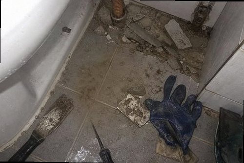대전 중구 누수탐지 욕실 바닥과 천장 누수 흔적을 비교하는 점검 모습