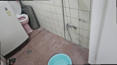 금정구 누수탐지 누수 탐지 장비로 바닥과 벽면을 점검하는 현장 이미지
