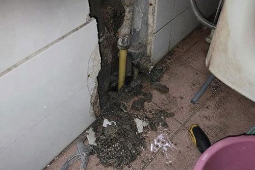 누수탐지 수도계량기 별침과 누수 점검 장비를 확인하는 모습