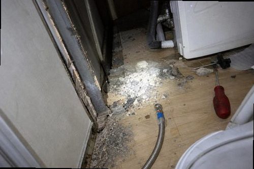 기장군 누수탐지 주방 싱크대 하부 배관과 누수 흔적을 비교하는 점검 모습