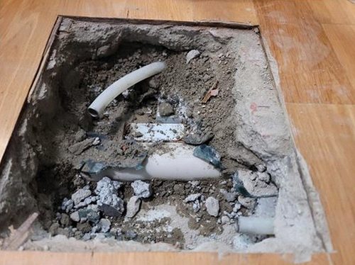 누수탐지 벽면 얼룩의 위치와 번짐 패턴을 관찰하는 현장 모습