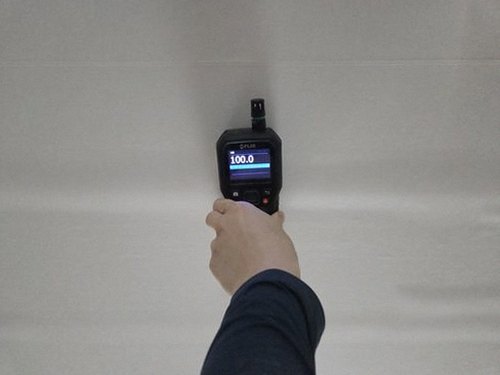 누수탐지 베란다 벽면 하단 얼룩과 실외기 배관 연결부 위치 점검 장면