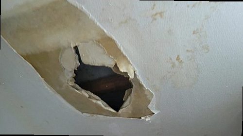 부산 남구 누수탐지 천장 얼룩과 배관 누수 의심 부위를 확인하는 모습