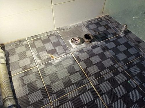누수탐지 보일러 주변 바닥 젖음 흔적 점검 장면