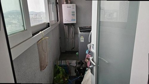 누수탐지 베란다 창틀 주변 벽면에 나타난 누수 흔적과 실란트 상태