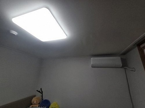 누수탐지 벽지 얼룩 경계와 번짐 방향을 비교하는 점검 장면