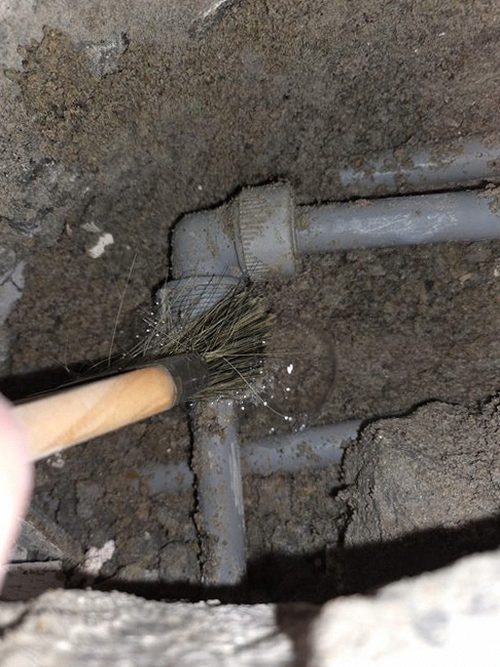 누수탐지 욕실 바닥 줄눈 주변 크랙과 천장 얼룩을 점검하는 현장 모습