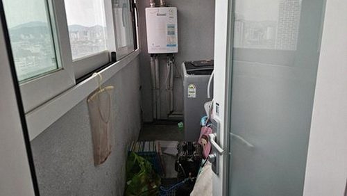 누수탐지 베란다 창틀 하단 실란트 틈새와 벽지 얼룩 점검 모습