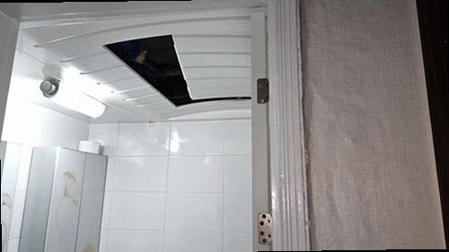 부산 서구 누수탐지 수도계량기 별침과 잠금 밸브를 확인하는 모습
