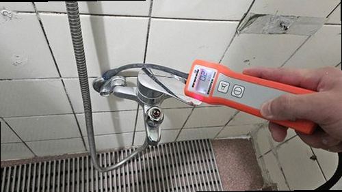 누수탐지 천장 얼룩 부위와 위층 욕실 배수구 위치 관계를 설명하는 점검 현장 사진
