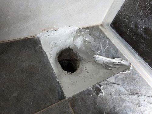 누수탐지 열화상 카메라로 벽체 습기 구간을 확인하는 측정 장면