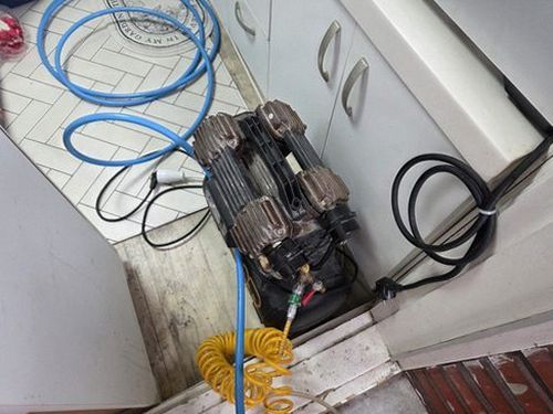 누수탐지 베란다 벽면 얼룩과 외벽 실란트 균열을 함께 기록하는 점검 장면