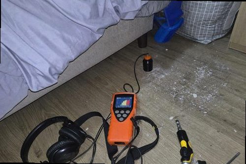부산진구 누수탐지 천장과 벽면의 누수 흔적을 확인하는 모습