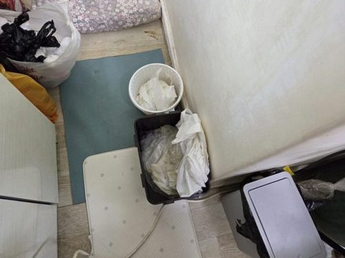누수탐지 벽지 얼룩과 천장 모서리 누수 흔적 확인 장면