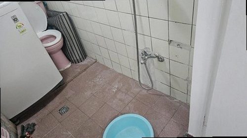 사상구 누수탐지 아래층 욕실 천장에 나타난 누수 흔적과 점검 현장