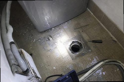 사상구 누수탐지 베란다 벽면과 창호 주변의 물자국을 확인하는 모습