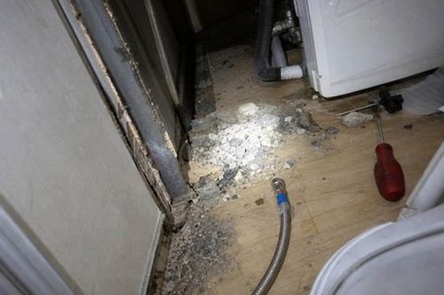 누수탐지 싱크대 하부 급수 밸브와 배수 연결부를 확인하는 모습