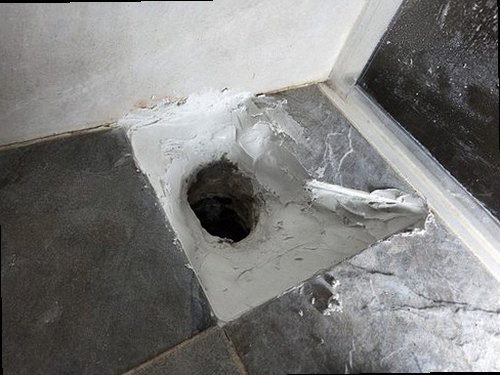 누수탐지 베란다 창틀 하단 벽면 얼룩 점검 장면