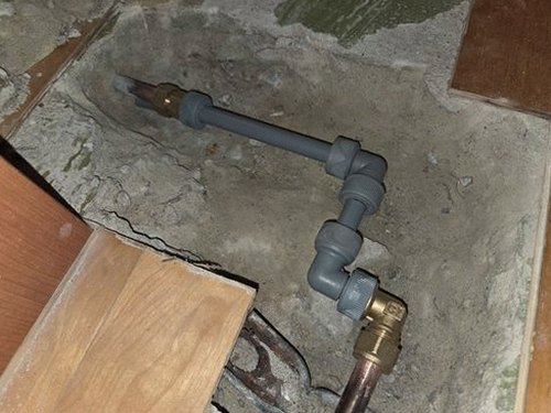 누수탐지 거실 천장 전등 주변에 번진 누수 얼룩과 점검 장면