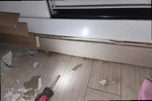 누수탐지 천장 얼룩의 위치와 크기를 기록하는 점검 장면
