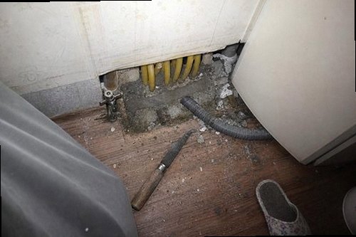 누수탐지 욕실 천장 얼룩과 바닥 배수구 주변을 확인하는 모습