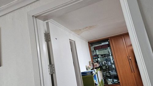 누수탐지 벽면 점검 장비를 설치하는 모습