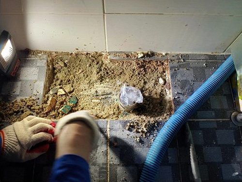 누수탐지 수도계량기 별침과 밸브 상태를 점검하는 모습