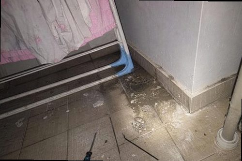 연제구 누수탐지 천장 물자국과 벽면 수분 흔적을 비교하는 현장 점검