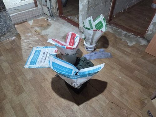 누수탐지 거실 장판 아래 습기 점검 과정을 보여주는 현장 장면