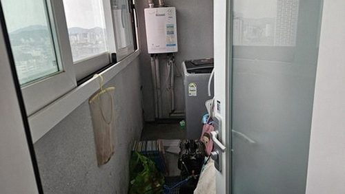 누수탐지 베란다 창틀 하단 실란트 점검 장면