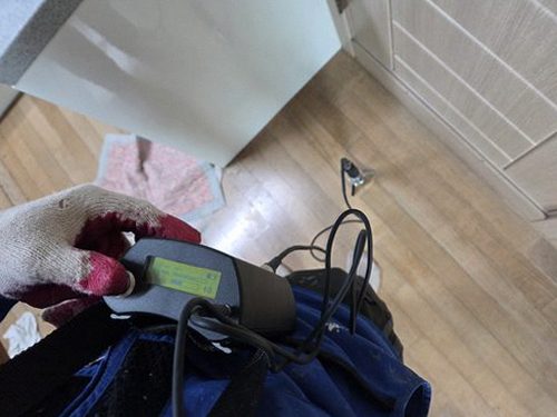 누수탐지 거실 천장 전등 주변 얼룩 점검 장면
