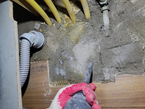 누수탐지 바닥 누수 구간을 열화상 카메라로 측정하는 점검 장면