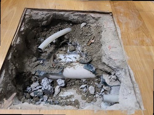 누수탐지 천장 얼룩과 벽지 들뜸 등 누수 흔적을 살피는 모습