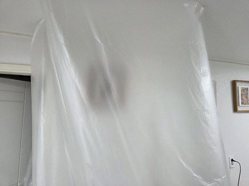 누수탐지 실외기 배수 경로와 배관 연결부를 살펴보는 점검 장면