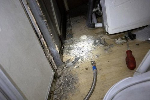 누수탐지 싱크대 하부장 내부 연결부 점검 장면