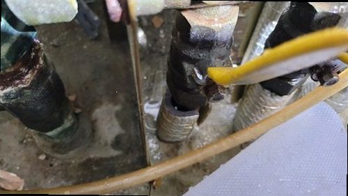 청주시 서원구 누수탐지 거실 전등 주변 천장 누수 흔적을 확인하는 현장