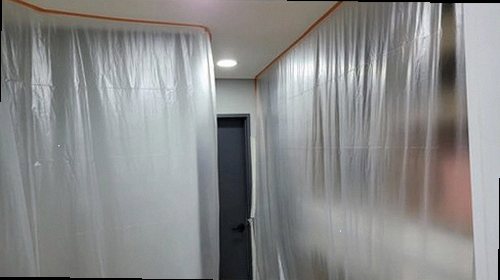 누수탐지 수도계량기와 누수 피해 부위를 비교 확인하는 모습