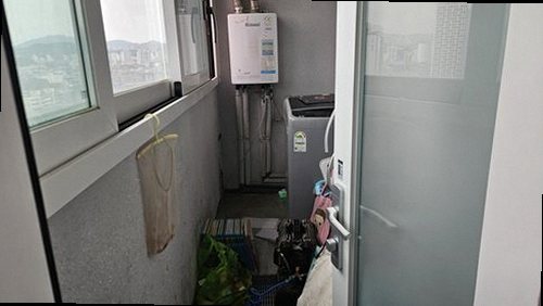 누수탐지 창틀 하단 실란트 점검 장면