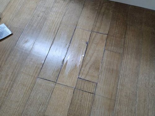 누수탐지 벽지 얼룩 부위를 확인하는 누수 점검 장면