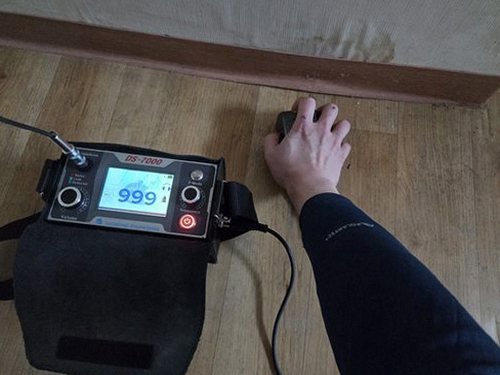 누수탐지 정밀 청음 탐지 장비로 배관 위치를 확인하는 모습
