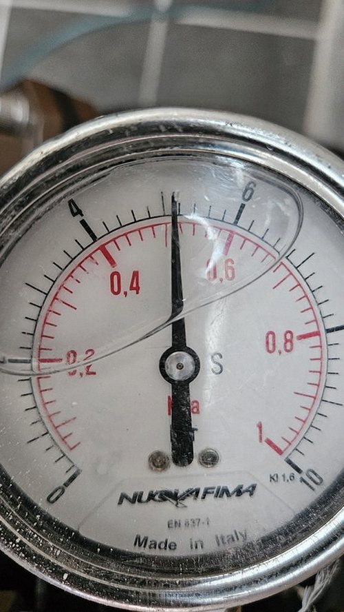 누수탐지 수도계량기 별침과 밸브 위치를 확인하는 점검 장면