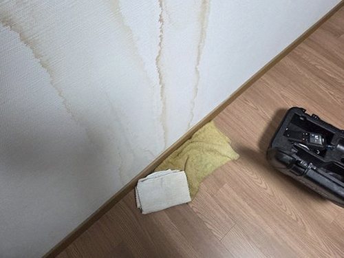 누수탐지 천장과 벽의 물자국 위치 및 번진 범위를 기록하는 모습